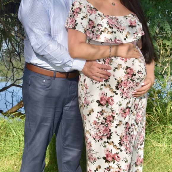 Beautiful off the shoulder maternity dress - Picture 3 of 4